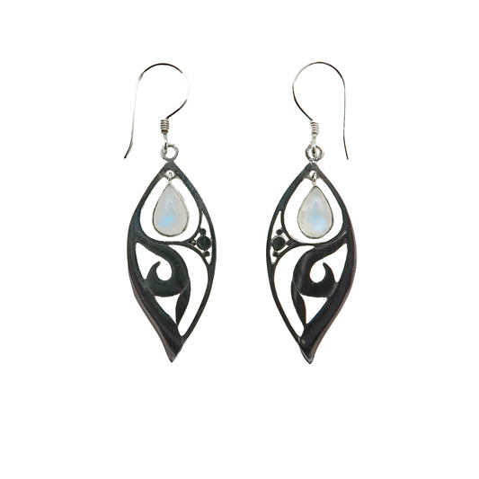(378BBMS) Silver earring in blue moonstone.