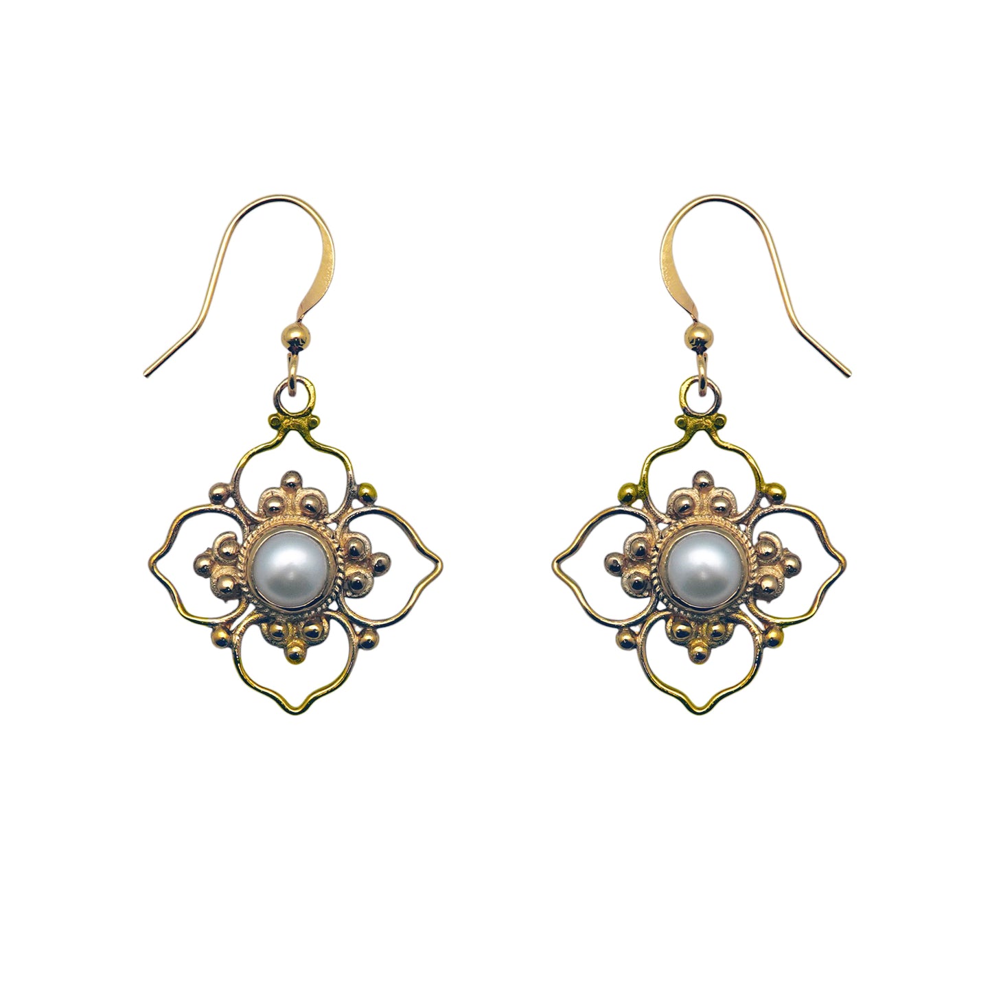 (BR267FPL) Pearl earring in gold tone.