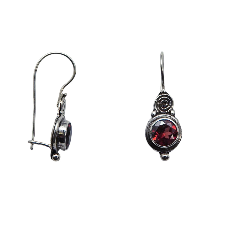 (284JGA) Silver Earring in Garnet.