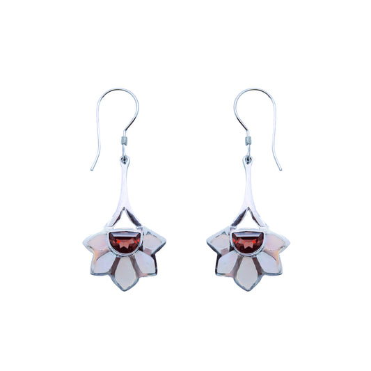 (346BGAMOP) Garnet earring with mother of pearl accents