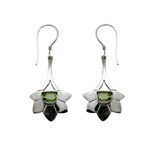 (346BPE)  Silver earring with peridot accent stone.