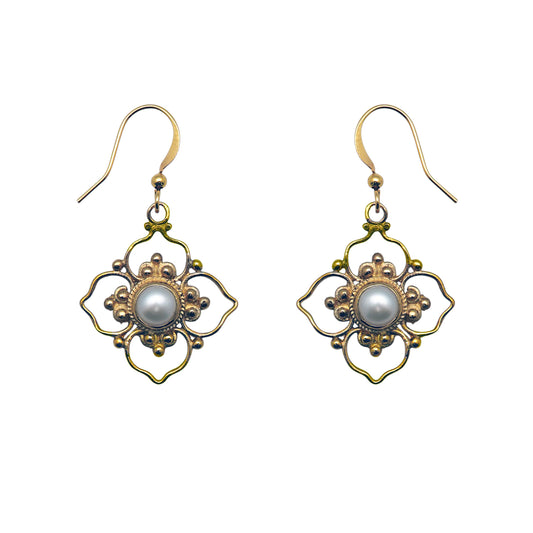 (BR267FPL) Pearl earring in gold tone.