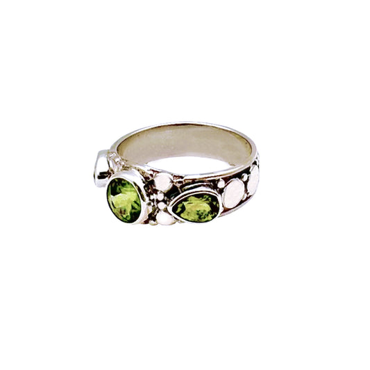 (785CPE) Peridot Silver Ring